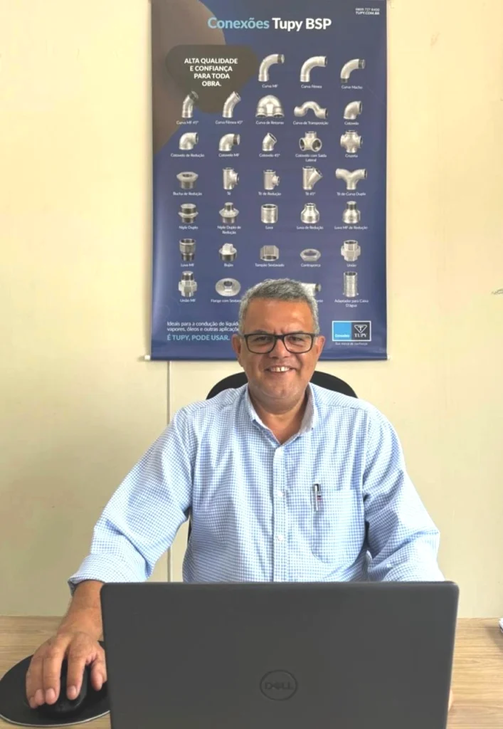 Foto do Helio Lopes de Lima, CEO da HCL Industriais com uma blusa social azul claro, se mostrando disposto para o atendimento e venda de